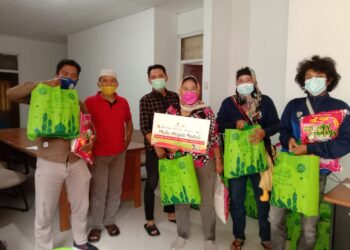 SKK Migas – KKKS Serahkan Bantuan pada Wartawan Balikpapan