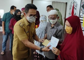 Keluarga Besar Bani Mas’ud Salurkan Zakat Berupa 10ribu ATM