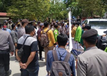Aliansi Mahasiswa Kaltim Beri Kado Istimewa Kepada Presiden RI, Berakhir di Represifitas Aparat