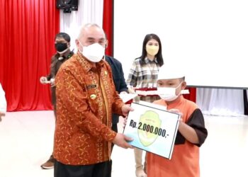 Isran Nor serahkan  Bantuan Untuk Anak Yatim Piatu Korban Covid-19