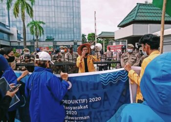 Gruduk Kantor Gubernur, GERAM Gelar Aksi Menyambut Hari Tani.