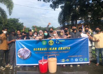 Memperingati Hari Ikan Nasional ke-8, BEM FPIK Unmul berbagi ikan secara gratis