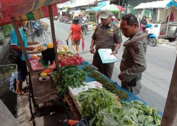 Kasatpol Ingatkan PKL di Sangata Tertib