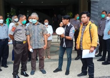 Puluhan mahasiswa Unmul melakukan aksi Dari siang-malam terkait Pemira BEM KM UNMUL 2021-2022 yang tidak independen
