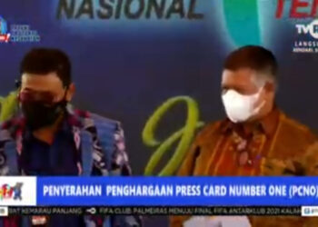 Berkat Dukungan PWI Intoniswan, menerima Press Card Number One (PCNO) dalam Hari Pers Nasional (HPN) 2022 di Kendari, Sulawesi Tenggara.