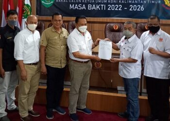 Rusdiansyah Aras Serahkan Formulir Pendaftaran Calon Ketua KONI Kaltim