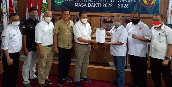 Rusdiansyah Aras menyerahkan formulir pendaftaran calon ketua umum KONI Kaltim