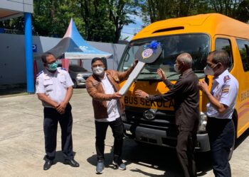 Irwan DPR Lepas Bantuan Bus Sekolah untuk STIPER Kutim