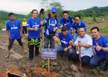 Jelang Dilantik Anak Buah AHY Gelar Penanaman Pohon dan Santunan Anak Yatim