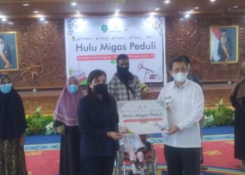 Wagub Serahkan Bantuan COVID-19 Masyarakat Terdampak