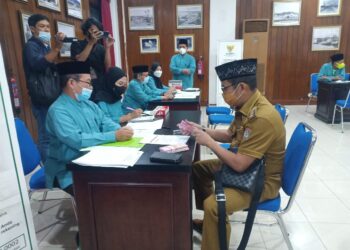 Walikota Balikpapan Dan ASN Pemkot Balikpapan Serahkan Zakat  Kepada BAZNAS
