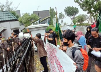 CSR Tidak Tepat Sasaran,HMI Geruduk Kantor Gubernur