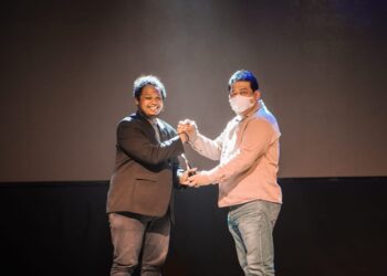 Abdulloh Serahkan Penghargaan Kepada Sutradara Terbaik Dalam Acara Malam Anugerah Festival Film Balikpapan