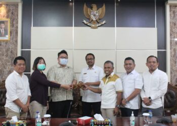 DPRD Balikpapan Serahkan Tali asih Kepada Keluarga Almarhum Johny Ng