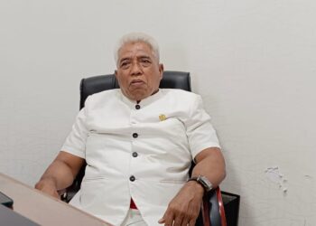 Pedagang Kayu di Gunung Manggah Bahayakan Pengguna Jalan