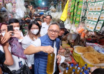 Menteri Perdagangan Tinjau Pasar Klandasan, Cek Harga Minyak Curah dan Kebutuhan Pokok