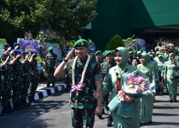 Mayjen TNI Teguh Pudjo Rumekso Diantar Hingga Pintu Gerbang 