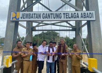 Anggota DPR RI Irwan Resmikan Jembatan Gantung Terpanjang di Kaltim