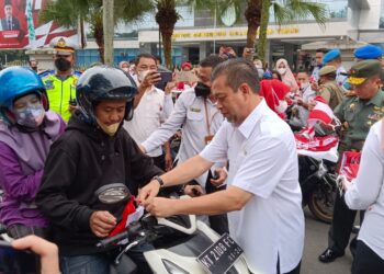 Menyambut HUT RI ke -77, Wagub Hadi Mulyadi Laksanakan Gerakan Pembagian 10 Juta Bendera Merah Putih