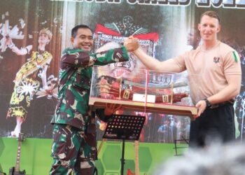 PANGDAM VI/MLW DIDAMPINGI IBU RAHMA TRI BUDI UTOMO MENYAKSIKAN SPORT DAY DAN CULTURE DAY DI PANTAI LAMARU