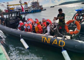 ANGGOTA KOMPI AIR DENJASAANG VI-44-13 BEKANGDAM VI/MLW BERHASIL EVAKUASI KORBAN KAPAL KLOTOK YANG KARAM