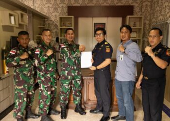 PERSONEL YONARMED 18/KOMPOSIT BURITKANG TERIMA PENGHARGAAN DARI BEA CUKAI NUNUKAN