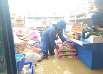 Personel Ditpolairud Polda Kaltim Bantu Evakuasi Korban Banjir di Jalan Penegak Balikpapan