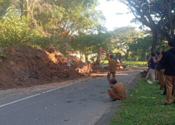 Dinas PU Bersihkan Tanah Longsor Yang Menutupi Jalan Di Perumahan Balikpapan Baru