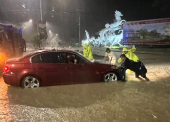 Tanggap Situasi, Personel Pammat Dit Samapta Polda Kaltim Bantu Warga Yang Melintasi Daerah Banjir