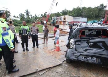 Gerak Cepat, Dit Lantas Polda Kaltim Tangani Laka Lantas di Km 24 Balikpapan