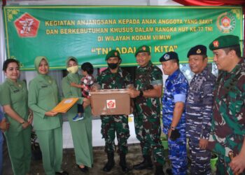 Hujan Deras Tak Surutkan Pangdam VI/Mlw untuk Anjangsana ke Rumah Prajurit dan Panti Asuhan