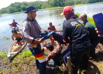 Personel Polsek Waru Bersama Warga Bantu Evakuasi Korban Tenggelam di Waduk Waru