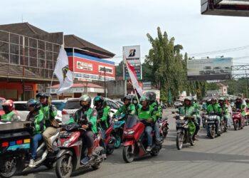 Bahan Bakar Minyak (BBM) Melonjak, Satuan Driver Ojol Samarinda Lakukan Unjuk Rasa di Depan Kantor Gubernur Kaltim.