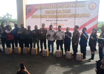 Peduli Dampak Kenaikan BBM Polda Kaltim Serah 1000 Paket Sembako Kepada Serikat Buruh