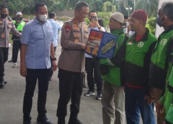 Ringankan Beban Akibat Dampak Kenaikan BBM, Kapolda Kaltim Serahkan Sembako Kepada Komunitas Ojol Balikpapan