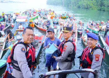 Peduli Dampak Kenaikan BBM, Polda Kaltim Gelar Bakti Sosial Kepada Nelayan Di Perairan Somber