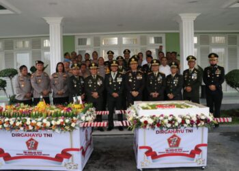 Pagi-Pagi Gerebek Kediaman Pangdam VI/MLW, Kapolda Kaltim Beri Kejutan HUT TNI ke-77
