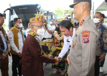 Kapolda Bersama Forkopimda Kaltim Sambut Kedatangan Komisi III DPR RI di Bandara SAMS Balikpapan