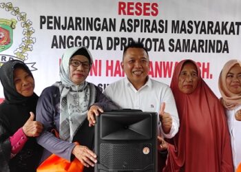 Penuhi Kebutuhan Warga Deni Hakim Serahkan Wireless Portable