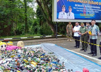Tekan Penyakit Sosial, Ribuan Miras dan Kostum Badut Dimusnahkan