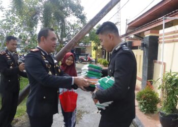 Kade Budiyarta Borong Dagangan Anak Disabilitas dan Mengajaknya Sarapan Pagi