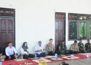 Cerminkan Pemimpin Merakyat, Syarwani Duduk Bersila Bersama Rakyat