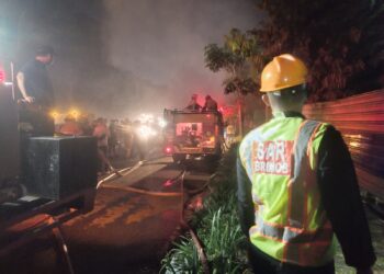 Kebakaran di Jl. Marsma Iswahyudi Balikpapan, Brimob Polda Kaltim Bantu Padamkan Api