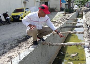 Budiono Tinjau Proyek Trotoar dan Drainase Yang Retak Di Balikpapan Barat