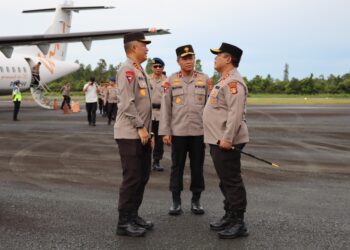 Kunker Kapolda Kaltim dan Rombongan PJU Polda Kaltim di Kutai Barat, Kapolres dan PJU serta Forkopimda Menjemput di Bandara Melalan