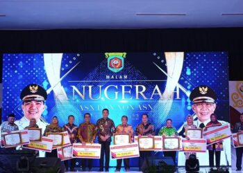 Andi Harun Berikan Award Kepada ASN dan Non ASN : Tingkatkan Kinerja Pegawi