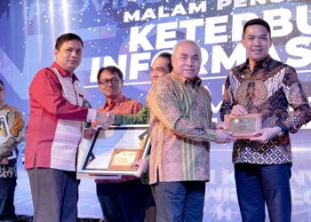 Walikota Samarinda Andi Harun Raih Penghargaan Nilai tertinggi Keterbukaan Informasi Yang Dilaksanakan Oleh KI