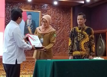 Serahkan LHK Banparpol Kaltim 2022, Sekda Kaltim Beri Apresiasi.