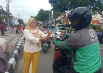 Hj Kasmah Anggota DPRD Balikpapan Berbagi Takjil Bagi Warga Yang Melintas Di Depan Kantor Golkar Balikpapan