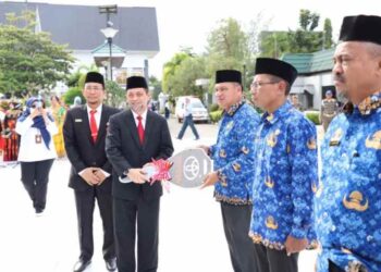 Wagub Hadi Secara Simbolis Serahkan Bantuan 241 Unit Kendaraan Operasional Sekolah Pada Peringatan Hardiknas 2023